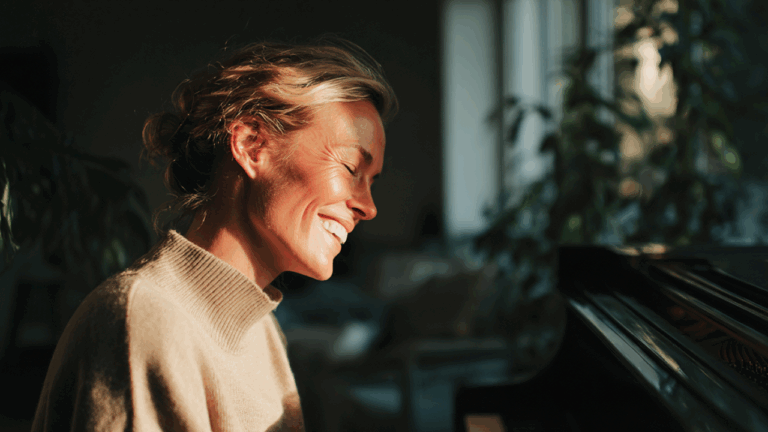 Dame som smiler med sol i ansiktet